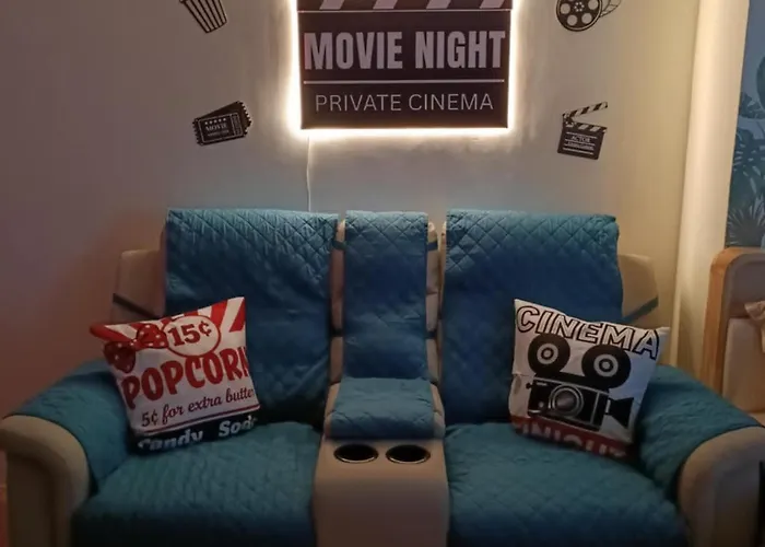 Aparthotel Private Cinema Staycation Recliner Pool With Jacuzzi 4*